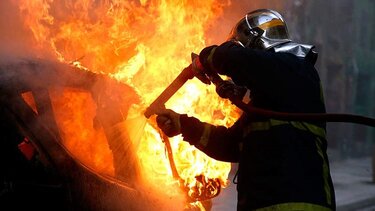 Εμπρησμός οχημάτων αστυνομικού: "Ένα ακόμα ύπουλο και άνανδρο χτύπημα" 