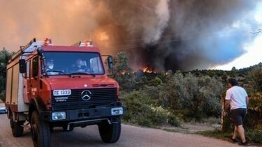 Δύσκολη νύχτα στην Κω - Εκκενώνεται το χωριό Καρδάμαινα