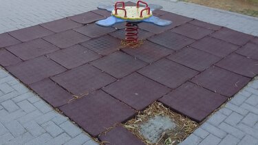 Μια παιδική χαρά όλη κι όλη ... κι αυτή σε κακή κατάσταση!