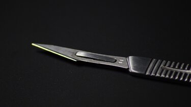 Γυναίκα μαχαίρωσε και δάγκωσε τον σύντροφό της μέσα σε διαμέρισμα Airbnb