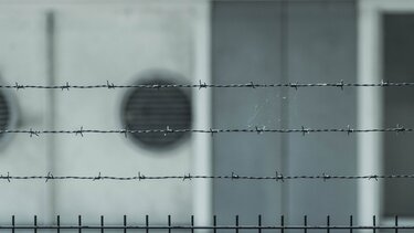 Σωφρονιστική υπάλληλος κατηγορείται για σεξουαλική κακοποίηση κρατουμένων 