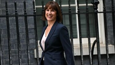 Ρέιτσελ Ριβς, η πρώτη γυναίκα επικεφαλής των Οικονομικών του Ηνωμένου Βασιλείου