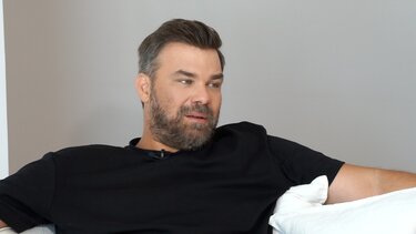 Γιώργος Σαμπάνης: «Δεν υπάρχει ενοχή στη μουσική, μόνο απόλαυση»