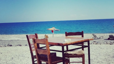 Η παραλία Περιστερές και η διάσημη καντίνα