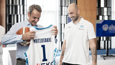 H συνάντηση του Πρωθυπουργού με την Εθνική μπάσκετ και τα δώρα που του έκαναν!