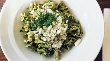 Στριφτά ζυμαρικά με πέστο βασιλικού