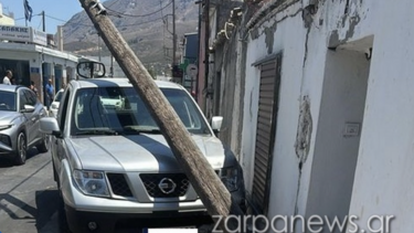 Αγροτικό ενεπλάκη σε τροχαίο κι έριξε τον στύλο ηλεκτροφωτισμού 