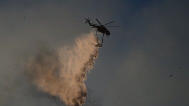 Φωτιά στα Χανιά: Τραυματίστηκε πυροσβέστης - Γύρισε πίσω το ελικόπτερο