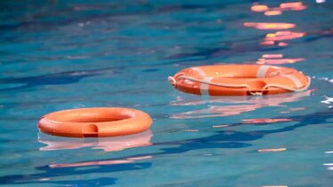 Τραγωδία στη Σαντορίνη: Tρεις συλλήψεις για τον πνιγμό του μικρού παιδιού σε πισίνα ξενοδοχείου