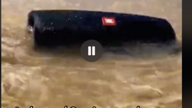 Της πέταξαν το ηχείο στη θάλασσα, αλλά βρέθηκε!