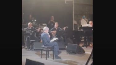 Συγκλονιστικός o Ξαρχάκος όταν τραγούδησε τον Ερωτόκριτο