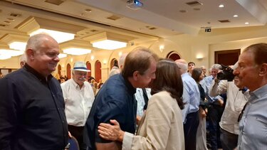 Από τον Μητσοτάκη στην… αγκαλιά της Άννας!