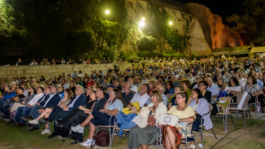 Πλήθος κόσμου και θερμό χειροκρότημα στη μεγάλη συναυλία στο Ηράκλειο για την 81η επέτειο του Ολοκαυτώματος Βιάννου
