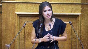 Νομοθετική λύση για επίδομα, καθ'όλη τη διάρκεια της ανεργίας στον τουρισμό, ζητά η Ελένη Βατσινά