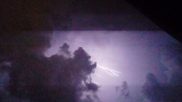 Κεραυνοί πάνω από το Ηράκλειο - Εικόνες που δεν βλέπεις συχνά