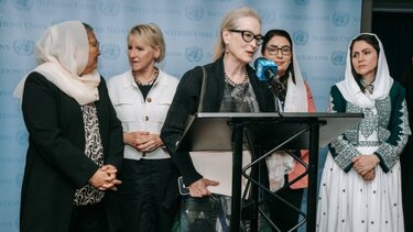 Μέριλ Στριπ: «Ενας σκίουρος έχει περισσότερα δικαιώματα από ένα κορίτσι στο Αφγανιστάν»