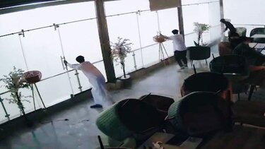 Σαουδική Αραβία: Τζαμαρίες εστιατορίου καταρρέουν στη διάρκεια θύελλας