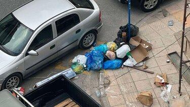 Και σκουπίδια και στάθμευση πάνω στη ράμπα!