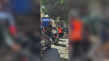 Αποκομιδή απορριμμάτων... σε ώρα αιχμής!