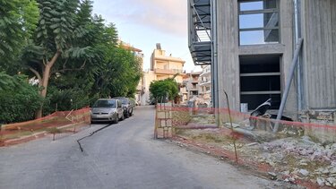 Χωρίς πεζοδρόμιο η Μονής Καρδιωτίσσης; - Διαμαρτυρίες για την εξέλιξη του έργου του κτιρίου της Περιφέρειας