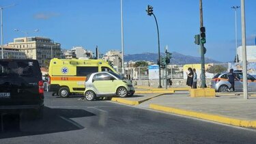 Το αυτοκίνητο "σκαρφάλωσε" στο πεζοδρόμιο!