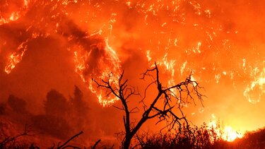 Φωτιά στην Κορινθία: Μέχρι την Κρήτη έφτασε ο καπνός