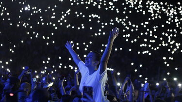 Συγκίνηση στο Καλλιμάρμαρο: Πλήθος κόσμου στη συναυλία μνήμης για τα θύματα των Τεμπών