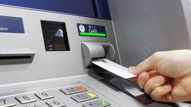 e- ΕΦΚΑ και ΔΥΠΑ: Ποιοι πάνε στα ΑΤΜ σήμερα