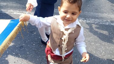 Ο ενάμιση έτους Αχιλλέας "έκλεψε" την παράσταση στην παρέλαση με τα "Ζουζουνάκια"!