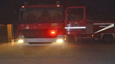 Υπό μερικό έλεγχο η φωτιά σε εγκαταλελειμμένο κτίριο στη Νίκαια