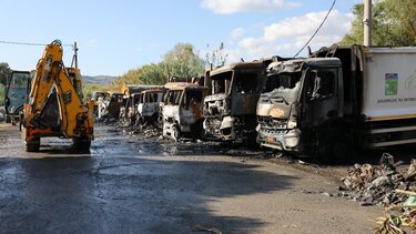 Εμπρησμός δήμος Μαλεβιζίου: Τον Σεπτέμβριο η δίκη για την καταστροφική φωτιά στα απορριμματοφόρα