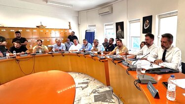 Ομόθυμη καταδίκη του εμπρησμού στο αμαξοστάσιο του Δήμου Μαλεβιζίου