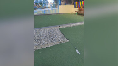 "Ποιος τάπητας; Ποιο πεζοδρόμιο;" - Tι απαντά στον Δήμο ο Συλλόγος Γονέων στο 8ο Νηπιαγωγείο