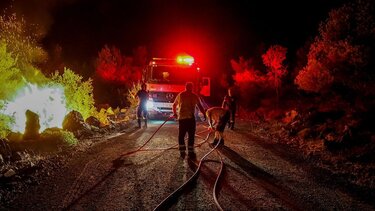 φωτιά νύχτα