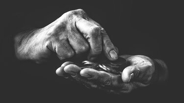 Μεγαλώνει η "ψαλίδα" μεταξύ πλούσιων και φτωχών