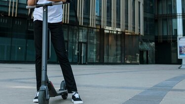 Έπεσε πάνω του το πατίνι και τον τραυμάτισε