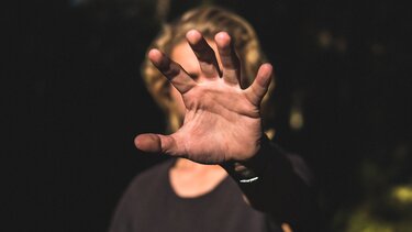 Κατήγγειλε τον σύντροφο της αδελφής της για ενδοοικογενειακή βία