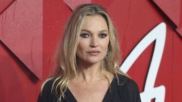 H Κέιτ Μος για πρώτη φορά στην πασαρέλα της Victoria’s Secret