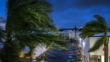 Κυκλώνας "Μίλτον": Η στιγμή που ανεμοστρόβιλος περνά από τη Φλόριντα