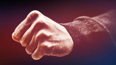 Στα κρατητήρια η 18χρονη και ο πατριός της για τις μπουνιές στα Δικαστήρια