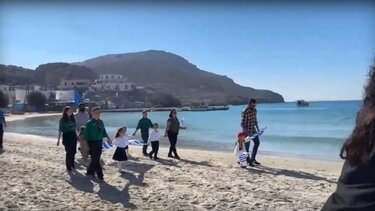 Συγκινητική παρέλαση στην Ψέριμο: Οι 4 μαθητές παρελαύνουν μαζί με προσκόπους από την Αθήνα