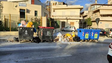 Έφτιαξαν τα πεζοδρόμια, αλλά μετατράπηκαν σε σκουπιδότοπο!