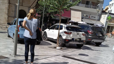 Φτιάχνει ο δήμος πλακόστρωτα... για να γίνουν "πάρκινγκ"