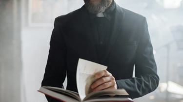 Σκάνδαλο στην Καθολική Εκκλησία: Κρητικός ιερέας εμπλέκεται στο ξέπλυμα χρήματος