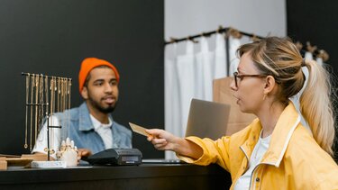 Πήγαν να ψωνίσουν και ξάφρισαν το ταμείο καταστήματος