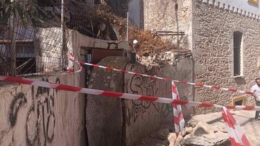Κινητοποίηση μετά την κατάρρευση τμήματος τοίχου στο Ηράκλειο