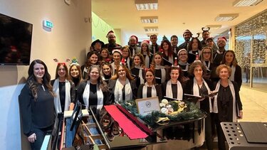  Μουσικός Σύλλογος "Απόλλων" 16-12-2024 ΔΕΛΤΙΟ ΤΥΠΟΥ “Apollo Christmas Day” Η χριστουγεννιάτικη γιορτή του Ιστορικού Μουσικού Συλλόγου « Απόλλων» που μετέφερε με μεγάλη επιτυχία το πνεύμα των ημερών, στο κατάμεστο Φουαγιέ της Παλιάς Ηλεκτρικής των Αρχανών. Ο Μουσικός Σύλλογος « Απόλλων» σε συνεργασία με τον Δήμο Αρχανών Αστερουσίων πρόσφεραν στους πολίτες μια ξεχωριστή χριστουγεννιάτικη γιορτή με το χορωδιακό φωνητικό σύνολο του Μουσικού συλλόγου «Απόλλων» «Apollo Voice Ensemble» αλλά και με “το