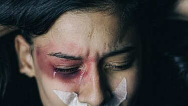 επίθεση, γυναίκα, ενδοοικογενειακό