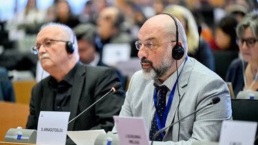 O Σάκης Αρναούτογλου