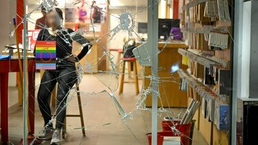 επιθεση κυψελη καταστηματα